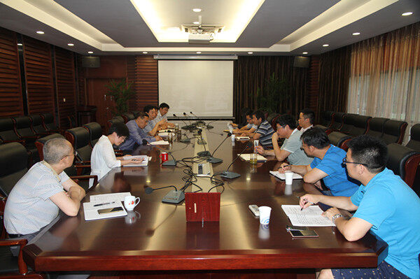 召开“科技镇长团”挂职工作交流会.jpg