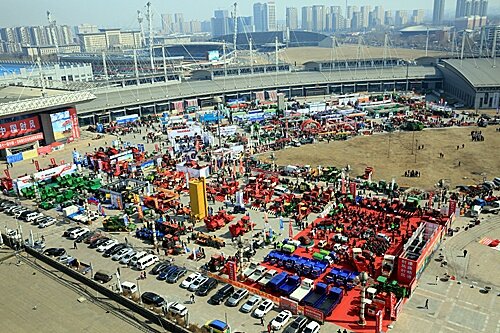 吉林举办现代农机装备展览会.jpg
