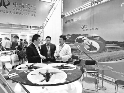 植保无人机点亮智慧农业展.jpg