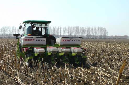 新型农机补贴前先过现场试验关 农民直呼“接地气”.jpg