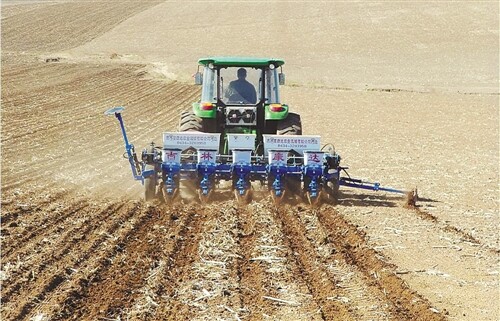 金鹿农机新品 农博会受青睐.jpg