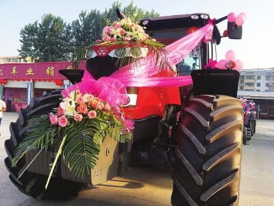 “麦赛福格森”婚车队见证新一代农机人的成长.jpg