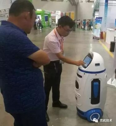 我国首台果蔬采摘机器人亮相新疆国际农业博览会