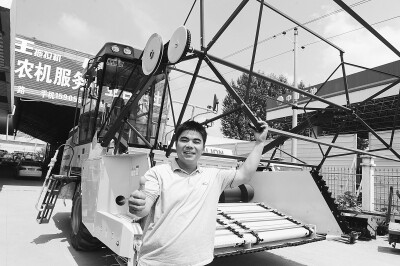 阜阳农机大户购新机迎秋收.jpg