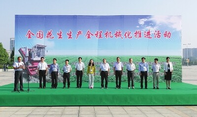我国花生综合机械化率达到 52.14%.jpg 我国花生综合机械化率达到 52.14%.jpg