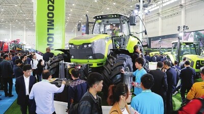 中联展位前人头攒动.jpg