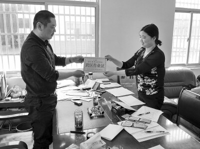 金坛区：200张农机跨区作业证免费发放.jpg