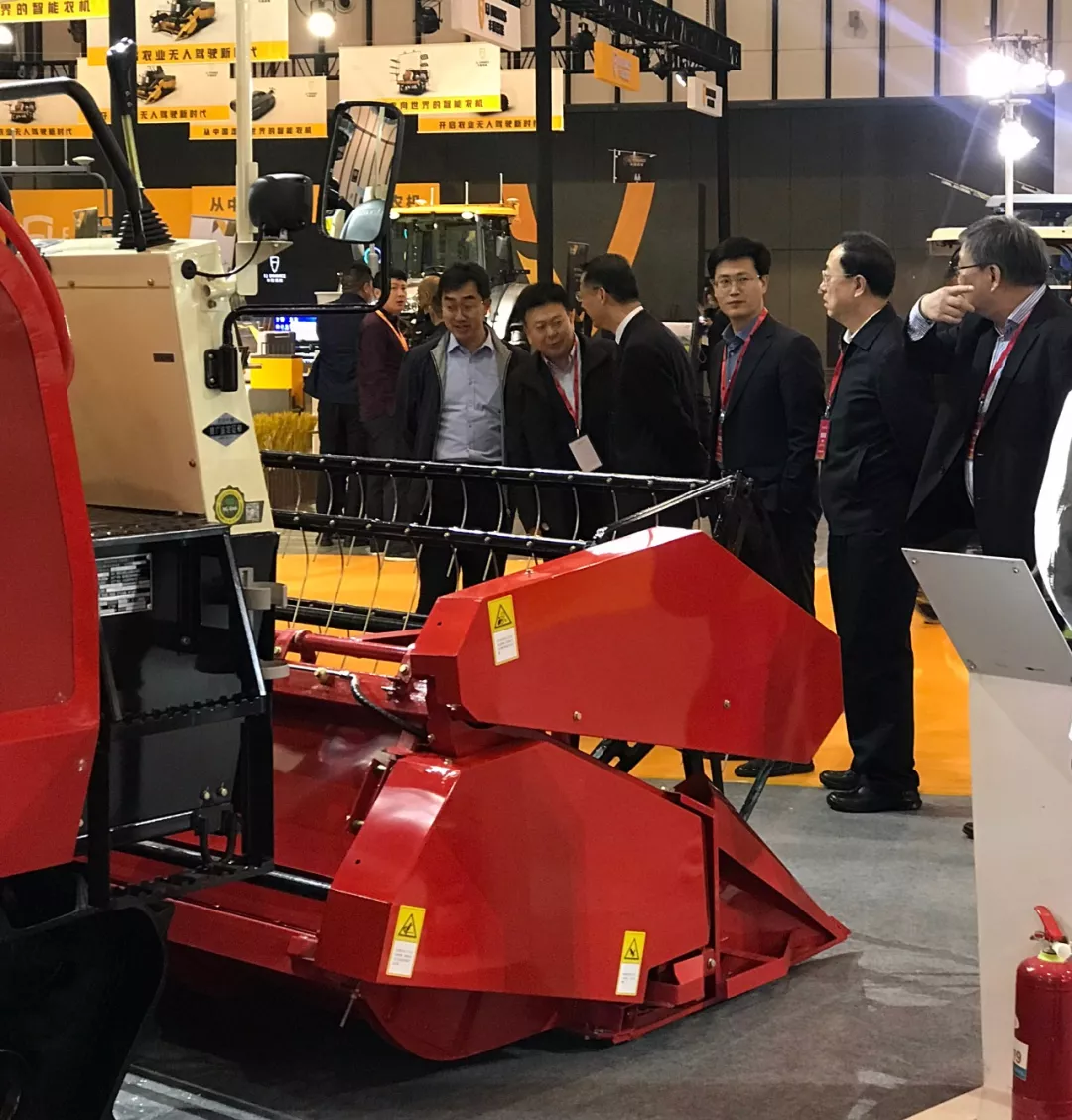 现代农业 智慧先行｜雷沃阿波斯农业装备闪耀江苏国际农业机械展览会