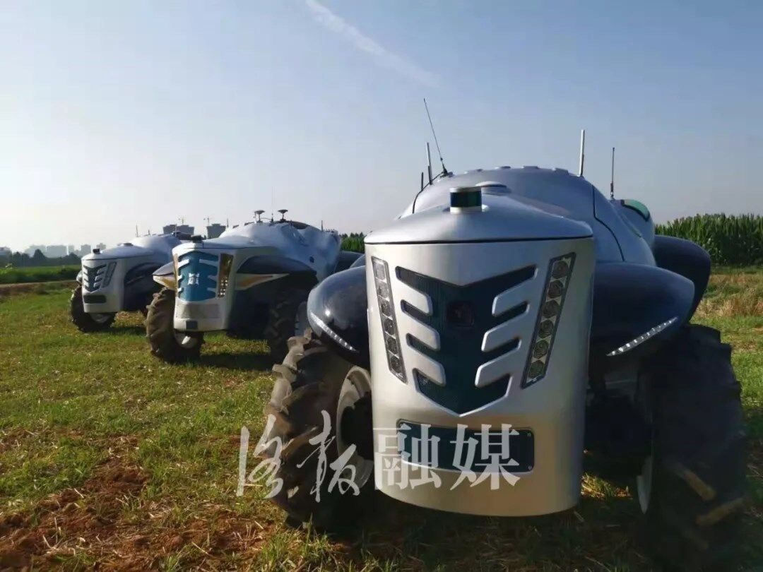 3台无人驾驶超级拖拉机下地！能干活，能拐弯，能避障！