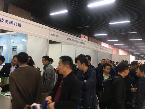 图3农村环境整治展位备受青睐.jpg