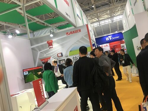图4国外展场咨询缩影.jpg