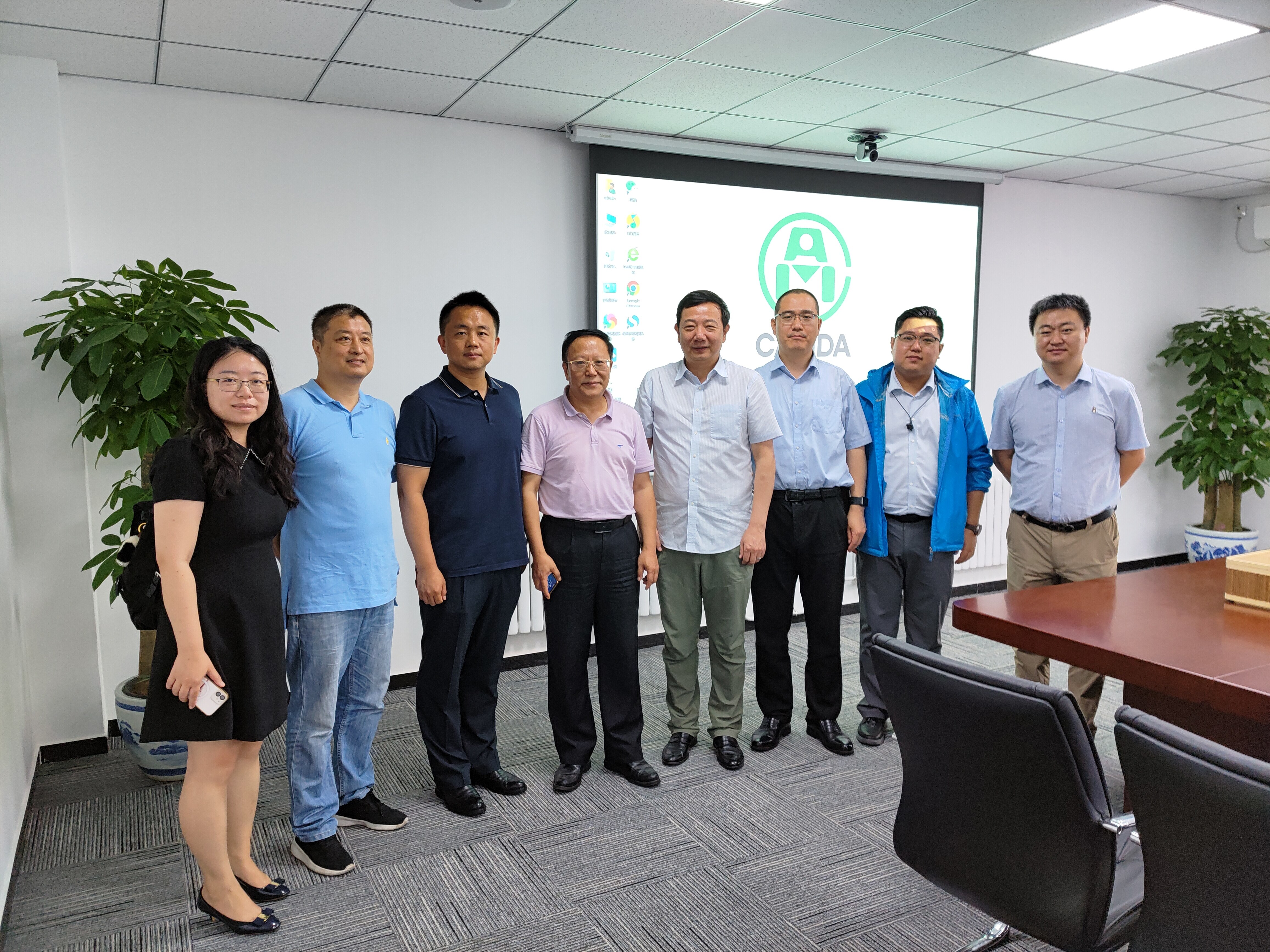 中物联物联网专委会、中科原动力及中财经基金到会交流，范建华会长出席座谈会