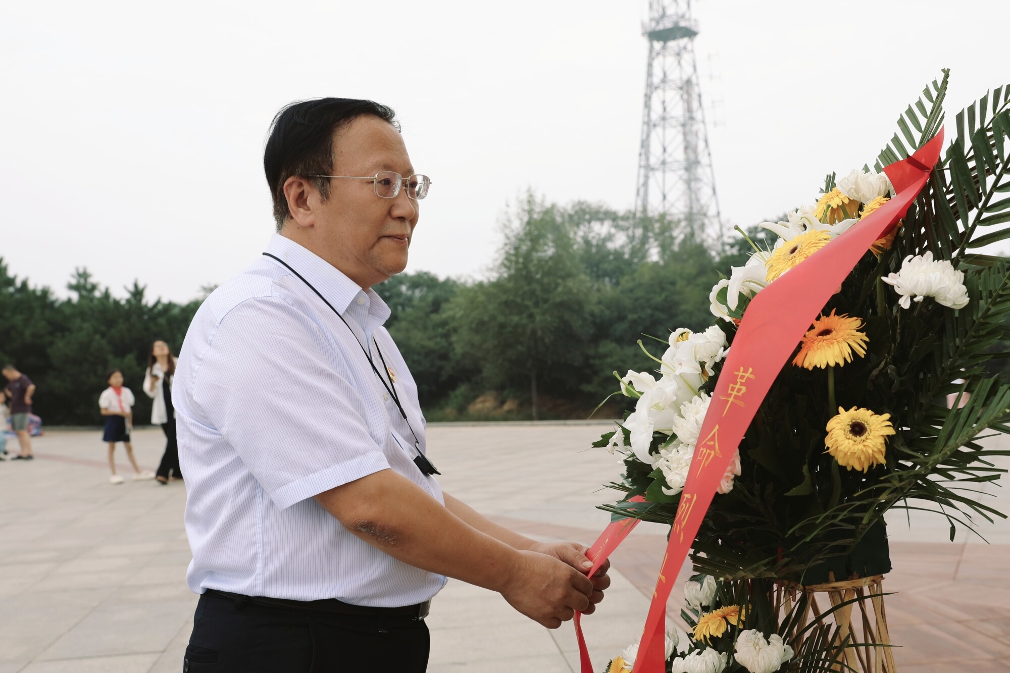 03范建华为百团大战牺牲的烈士敬献花篮.jpg